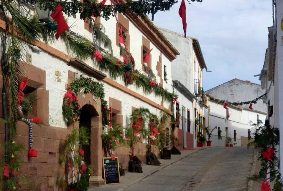 Decoración navideña en el pueblo de Morente