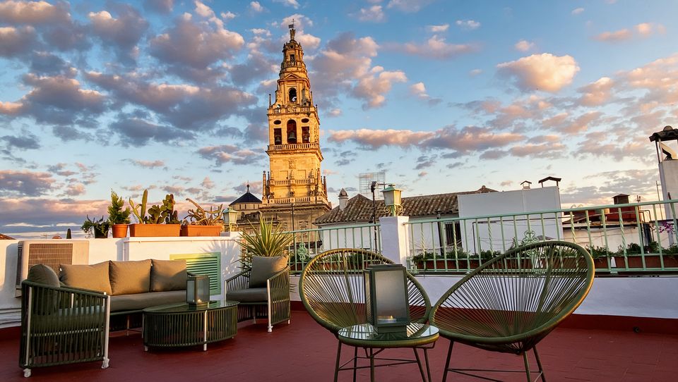 Terraza de Casa Deanes con la torre de la Mezquita-Catedral al fondo